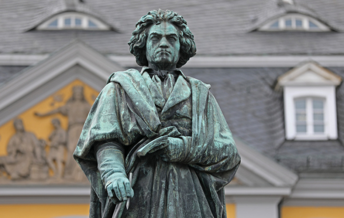 Eine Statue des Komponisten Ludwig van Beethoven steht in Bonn. Foto: Oliver Berg/Dpa