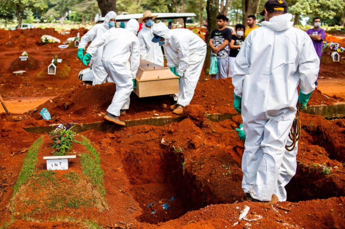 Mitarbeiter des Bestattungsdienstes begraben ein Opfer von COVID-19 auf dem Friedhof von Vila Formosa in Sao Paulo. Foto: epa/Edson Lopes Jr