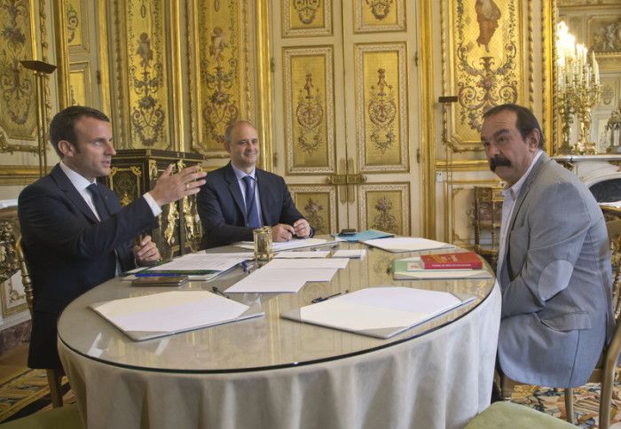 Emmanuel Macron (l.) diskutiert mit CGT-Gewerkschaftsführer Philippe Martinez (r.) im Élysée-Palast in Paris. Foto: epa/Michel Euler