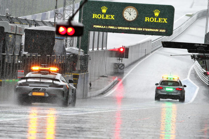 Safety-Cars, die durch die Boxengasse fahren, da das dritte Training zum Formel-1-Grand-Prix der Steiermark wegen starken Regens in Spielberg verschoben wurde. Foto: epa/Fia/f1