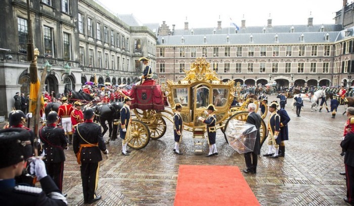 Der niederländische König Willem-Alexander und Königin Maxima kommen während des 'Prinsjesdag' (Prinzentag) in der Goldenen Kutsche am Binnenhof in Den Haag an. Foto: epa/Frank Van Beek / Pool