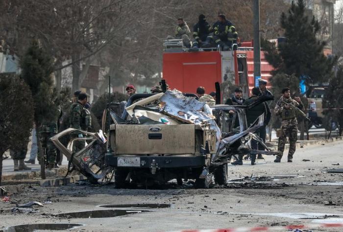 Die afghanischen Sicherheitskräfte inspizieren den Ort einer Bombenexplosion in Kabul. Foto: epa/Hedayatullah Inmitten