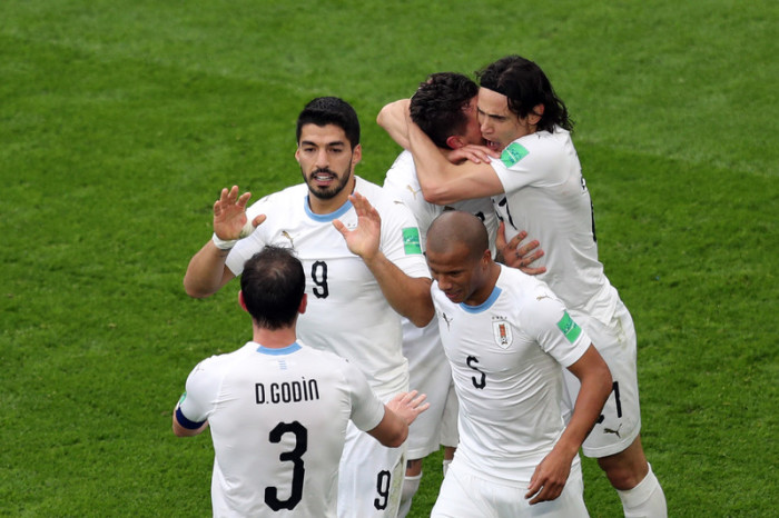 Uruguays Spieler feiern das 1:0. Foto: epa/Mahmoud Khaled
