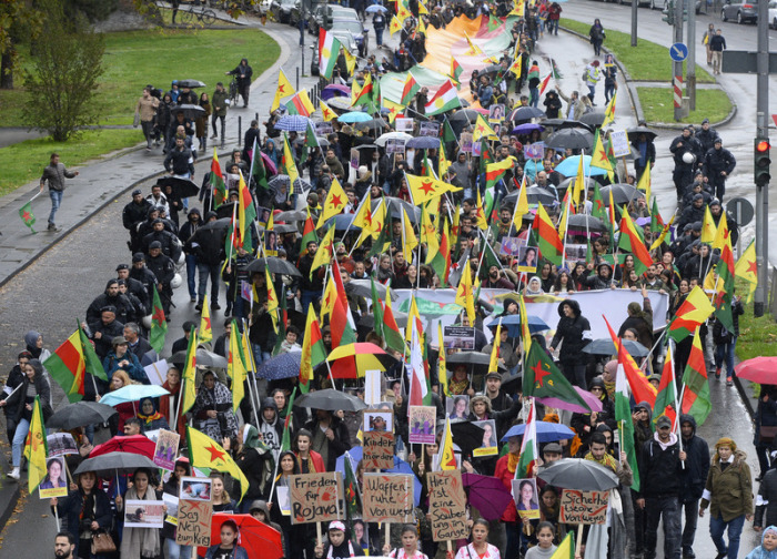 Nordrhein-Westfalen, Köln: Teilnehmer einer Demonstration von Kurden gegen die türkische Militär-Offensive in Nordsyrien ziehen durch die Stadt Foto: Roberto Pfeil/Dpa