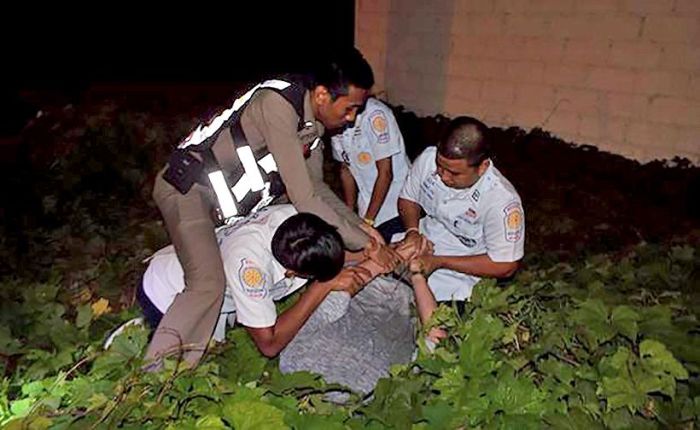 Sicherheitskräften gelang es, den offenbar psychisch verwirrten Mann in Gewahrsam zu nehmen. Foto: The Thaiger