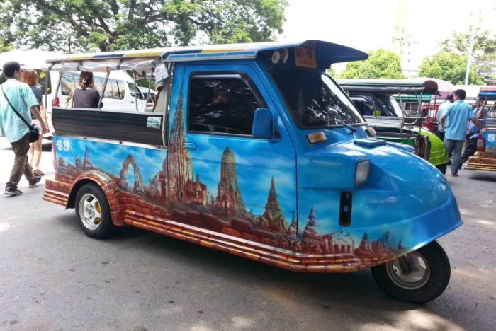 Tuk-Tuk-Fahrer jagen Touristen