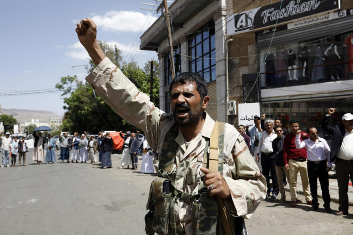 Houthi-Unterstützer demonstrieren gegen die USA und Saudi-Arabien. Foto: epa/Yahya Arhab