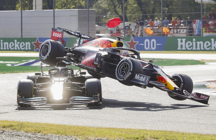 Niederländischer Formel-1-Fahrer Max Verstappen von Red Bull Racing kollidiert mit dem britischen Formel-1-Fahrer Lewis Hamilton (L). Foto: epa/Matteo Bazzi