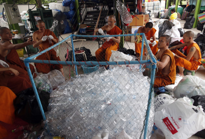 In einem Tempel in der Zentralebene wird Recycling nicht nur propagiert, sondern praktiziert. Foto: epa/Rungroj Yongrit