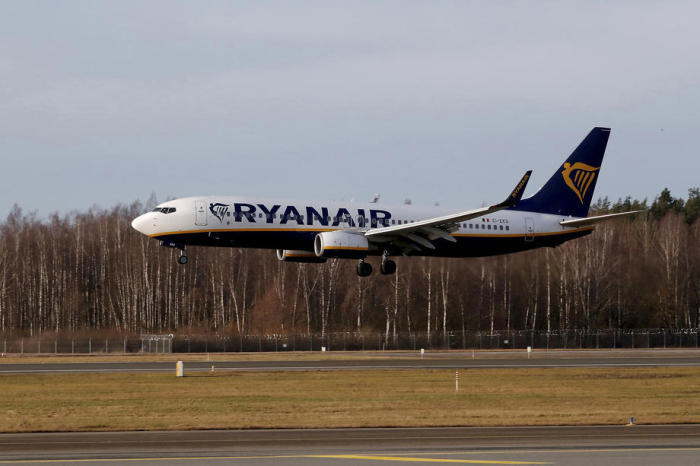 Ein Ryanair Boeing 737 - 8AS nähert sich zur Landung auf dem Riga International Airport in Riga. Foto: epa/Toms Kalnins