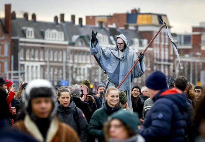 Die Proteste gegen die Absperrungen auf dem Museumplein in Amsterdam. Foto: epa/Robin Van Lonkhuijsen
