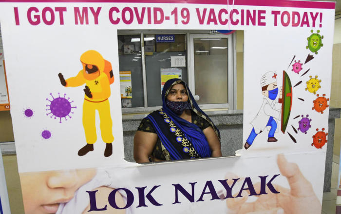Eine indische Frau posiert für ein Foto, nachdem sie die Covid-19-Impfung während der Impfaktion in einem Krankenhaus in Neu-Delhi erhalten hat. Foto: epa/Str