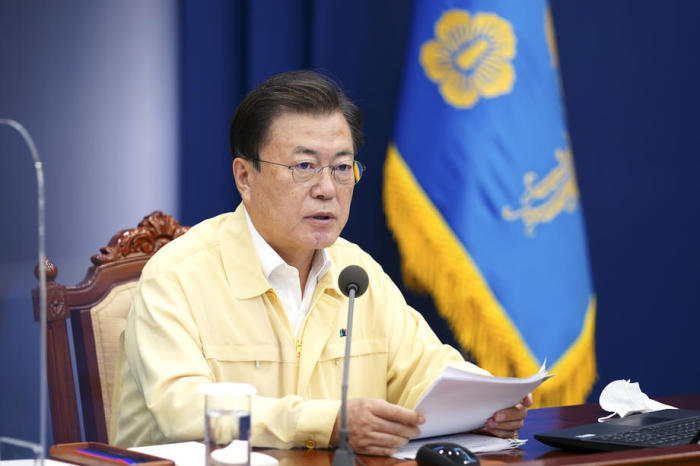 Treffen mit dem südkoreanischen Präsidenten Moon zum Thema öffentliche Lebensgrundlagen. Foto: epa/Cheongwadae Handout