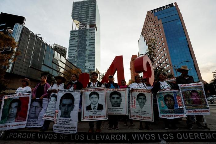 Die Eltern der 43 vermissten Schüler des Ayotzinapa Rural Teacher's College, begleitet von Studenten und Mitgliedern ziviler Organisationen, protestieren in Mexiko-Stadt. Foto: epa/Jose Mendez