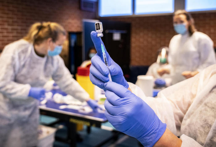 Mitarbeiter des Gesundheitswesens füllen eine Spritze mit einer Covid-19-Impfdosis in Drammen. Foto: epa/Ole Berg-rusten