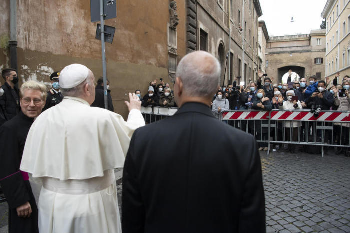 Papst Franziskus feiert die Messe mit Gefangenen, Krankenschwestern und Flüchtlingen. Foto: epa/Vatican Media Handout