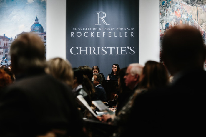 Kaufinteressenten nehmen an der Versteigerung der Sammlung von Peggy und David Rockefeller im Christie-Auktionshaus in New York am 9. Mai 2018 teil. Foto: epa/Alba Vigaray