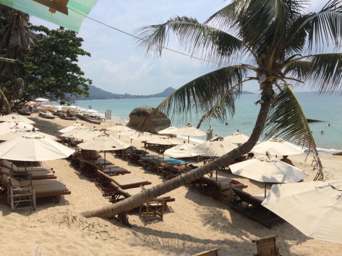 Ideale Bedingungen für Späturlauber auf Koh Samui – so wie hier am Lamai Beach in Höhe des Restaurants ‚Black Pearl‘. Die Saison ist zu Ende und die meisten Liegen bleiben nun leer.