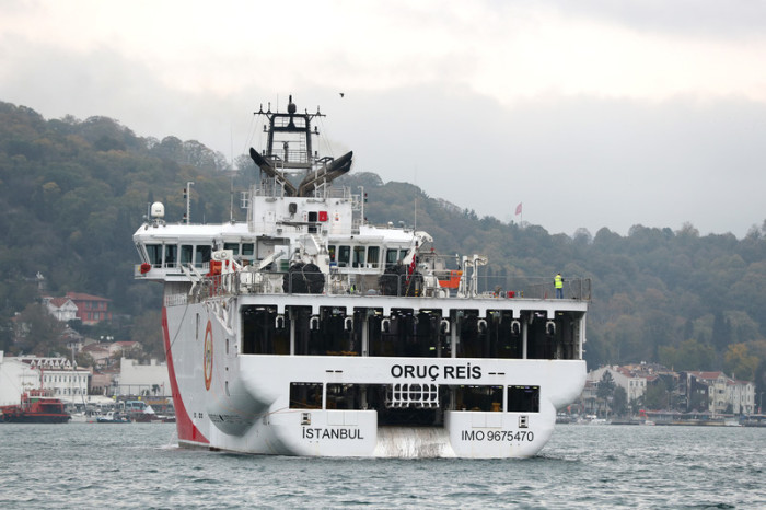 Nationales seismisches Forschungsschiff Oruc Reis verkehrt auf dem Bosporus in Istanbul. Foto: epa/Tolga Bozoglu