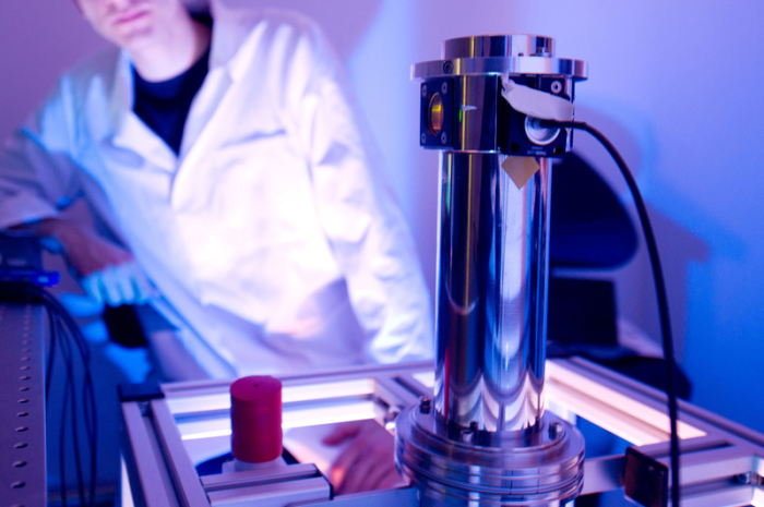 Ein Spektroskopiker wertet in einem Labor des Life Science Inkubators mit einem Farbstofflaser ein Fluoreszenzspektrum aus. Foto: Sebastian Kahnert/Dpa-zentralbild/dpa