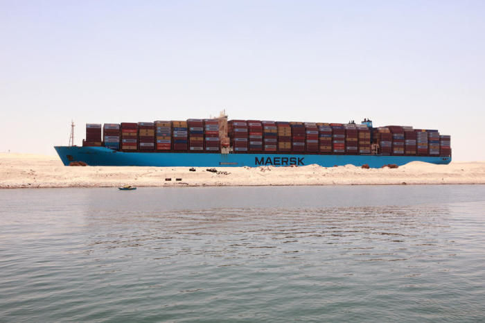 Das chinesische Containerschiff Munkebo Maersk fährt durch den Suezkanal. Foto: epa/Khaled Elfiqi