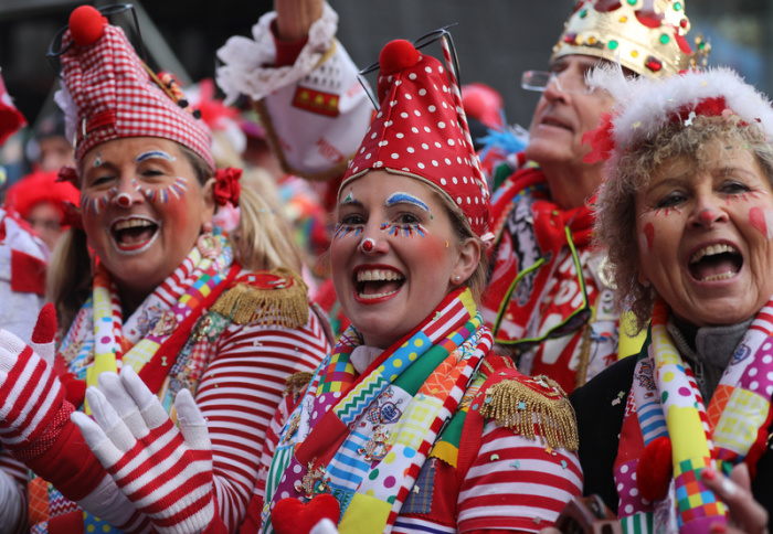 Karnevalisten feiern in der Stadt. In Deutschlands Karnevalshochburgen beginnt um elf Uhr elf die närrische Zeit. Foto: Oliver Berg/Dpa