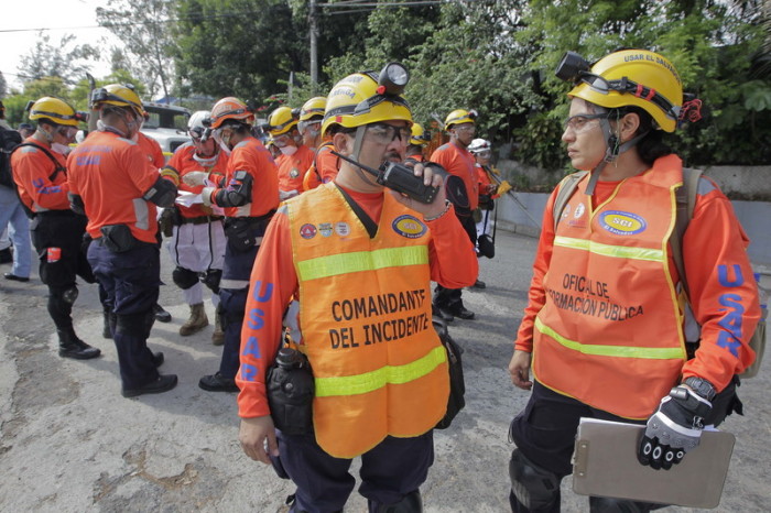 Rettungskräfte suchen nach Verletzten. Foto: epa/Roberto Escobar
