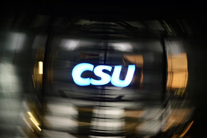 Logo der Christlich-Sozialen Union (CSU) in der Zentrale. Foto: epa/Daniel Kopatsch