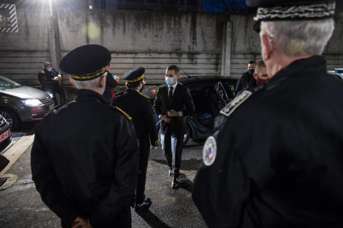 Der französische Innenminister Gerald Darmanin (C) kommt zu einem Treffen mit Polizeikräften in einer Polizeiwache, um über die Silvesternacht zu sprechen. Foto: epa/Christophe Petit Tesson