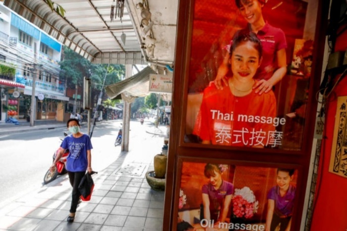 Geschlossener Massagesalon in Bangkok. Foto: epa/Diego Azubel