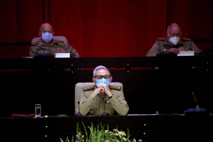 Armeegeneral Raul Castro Ruz (C), Erster Sekretär des Zentralkomitees der Kommunistischen Partei Kubas (CC PCC), nimmt am VIII. Kongress der Kommunistischen Partei Kubas in Havanna teil. Foto: epa/Ariel Ley Royero