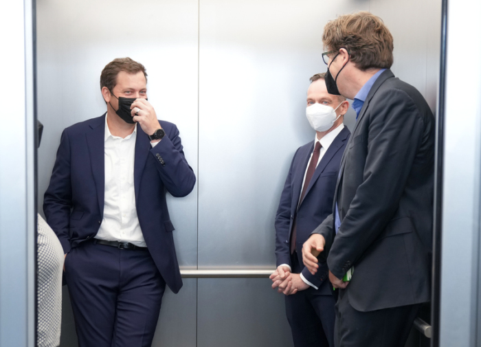 Lars Klingbeil (l-r), SPD-Generalsekretär, Volker Wissing, FDP-Generalsekretär, und Michael Kellner im Fahrstuhl. Foto: Kay Nietfeld/dpa