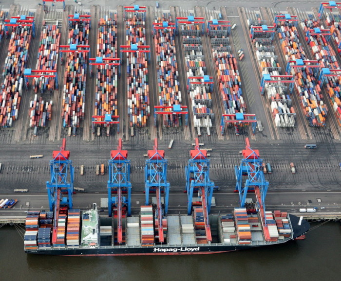 Containerschiff im Seehafen von Hamburg. Foto: epa/Kay Nietfeld