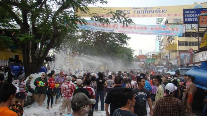 Wasser marsch! Beim Songkran-Festival auf der Beach Road bleibt garantiert niemand trocken. Foto: bj