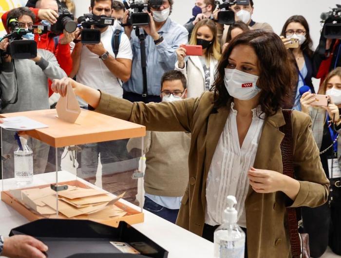 Isabel Diaz Ayuso, Madrids Regionalpräsidentin und Kandidatin der Volkspartei für die Wiederwahl, gibt in einem Wahllokal in der Madrider Innenstadt ihre Stimme für die Regionalwahlen in Madrid ab. Foto: epa/Chema Moya