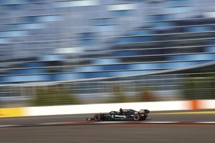 Lewis Hamilton, britischer Formel-1-Pilot von Mercedes-AMG Petronas, im Einsatz beim zweiten Training zum Großen Preis von Russland. Foto: epa/Bryn Lennon