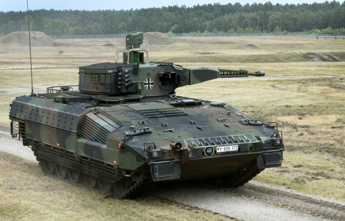 Ein Schützenpanzer vom Typ Puma wird auf dem Erprobungsgelände des Unternehmens Rheinmetall in der Lüneburger Heide vorgestellt. Foto: Holger Hollemann/dpa