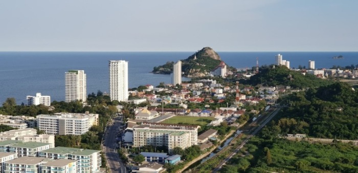 Die Hua Hin Hotels, die offiziell wiedereröffnet werden dürfen, warten jetzt nur noch auf Touristen. Foto: DER FARANG/MR
