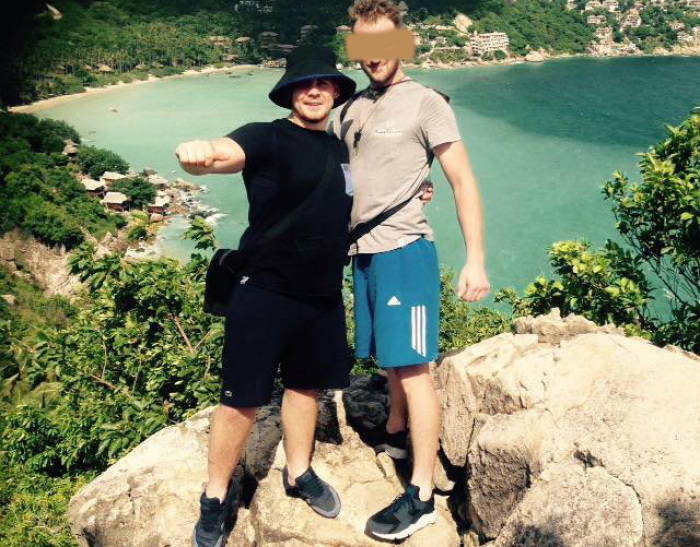 Wilde Partys am Strand von Koh Tao bei einem ‚seiner schönsten Urlaube“: Gestern wurde der Brite Luke Miller (links) tot im Pool seines Hotels gefunden.