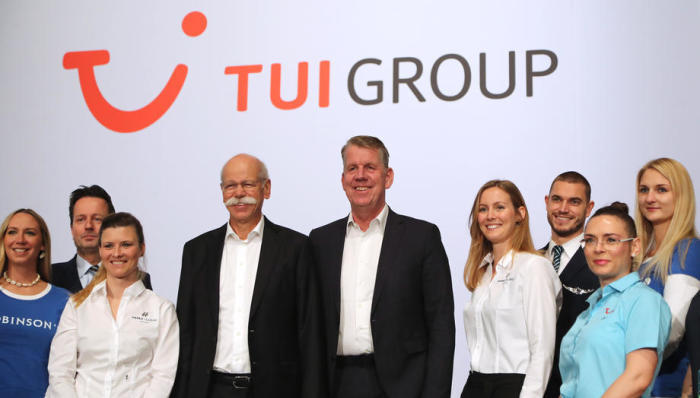 Der Vorstandsvorsitzende des deutschen TUI Konzerns, Friedrich Joussen (5-R) und der TUI Aufsichtsratsvorsitzende Dieter Zetsche (4-L), vor der Hauptversammlung des TUI Konzerns in Hannover. Foto: epa/Focke Strangmann