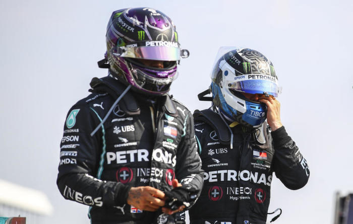 Zweitplatzierter britischer Formel-1-Pilot Lewis Hamilton (L) von Mercedes-AMG Petronas und drittplatzierter finnischer Formel-1-Pilot Valtteri Bottas. Foto: epa/Bryn Lennon