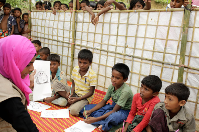 Hilfsorganisationen in den Lagern in Bangladesch versuchen, Kindern unbeschwerte Momente zu ermöglichen. Ob es für sie noch eine Kindheit außerhalb der Camps geben wird, ist ungewiss. Foto: epa/Abir Abdullah