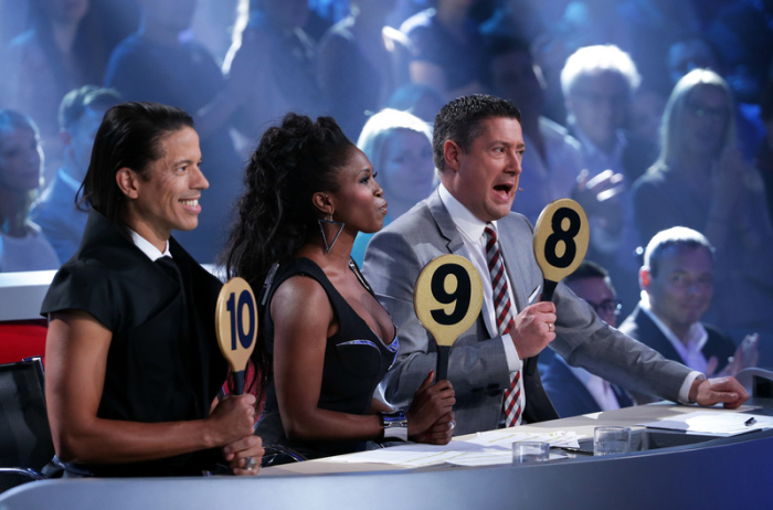 Die Jury-Mitglieder Jorge Gonzalez (l-r), Motsi Mabuse und Joachim Llambi bewerten mit Nummerntafeln den Tanz eines Prominenten während der RTL-Tanzshow 