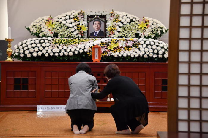 Der Gedenkaltar für den verstorbenen Bürgermeister Park Won-soon im Seoul National University Hospital in Seoul. Foto: epa/Seoul Rathaus