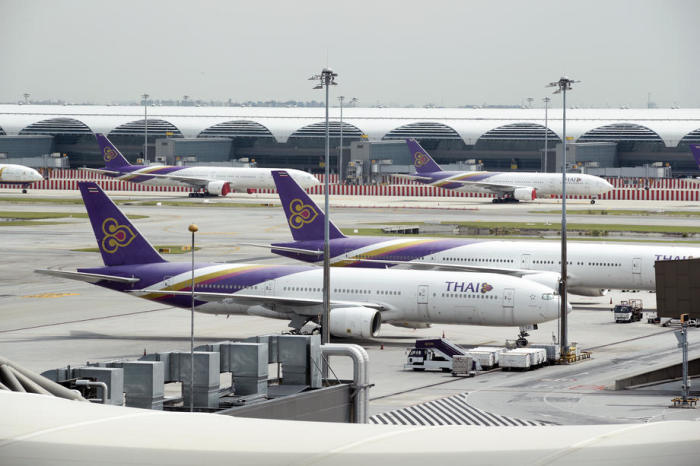 Geparkte THAI-Maschinen am Suvarnabhumi International Airport in Bangkok. Foto: epa/Rungroj Yongrit