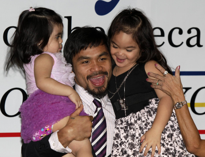 Delfin, Joker und Barbie – wenn es um bunte Vornamen geht, sind die Philippiner weltweit wohl unschlagbar. Der philippinische Boxer Manny Pacquiao (M.) mit seinen Töchtern Queen Elizabeth (l.) und Princess (r.). Foto: Dennis M. Sabangan