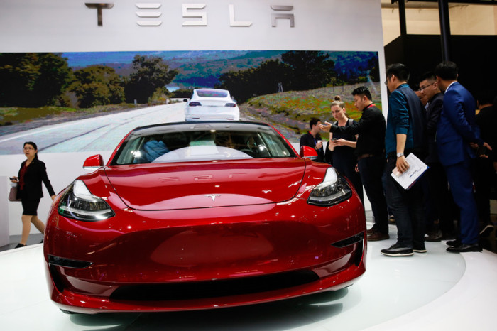 Mit dem Model 3 will der E-Auto-Hersteller Tesla den Massenmarkt erobern. Doch die vielbeworbene Basisversion gibt es bislang gar nicht. Foto: epa/Roman Pilipey
