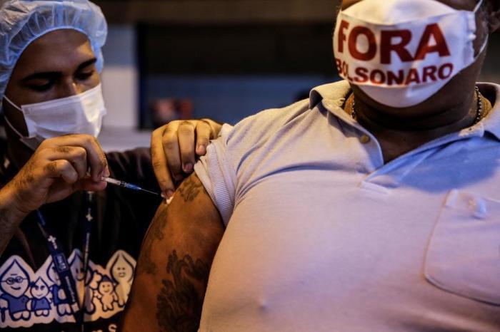 In Rio de Janeiro erhält eine Person einen Impfstoff gegen Covid-19. Foto: epa/Antonio Lacerda