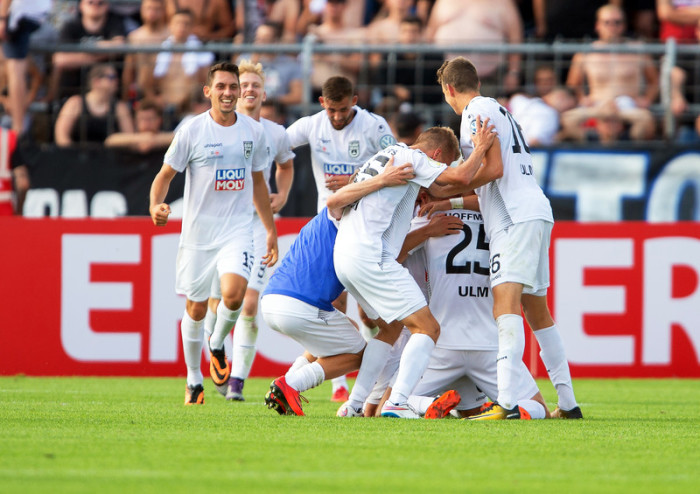 Spieler des SSV Ulm feiern ihren Sieg. Foto: epa/Daniel Maurer