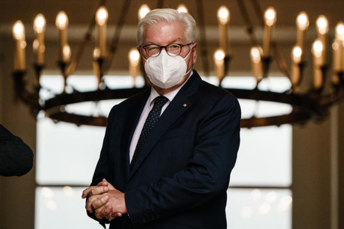 Der Bundespräsident Frank-Walter Steinmeier trägt in Berlin eine Gesichtsmaske. Foto: epa/Clemens Bilan